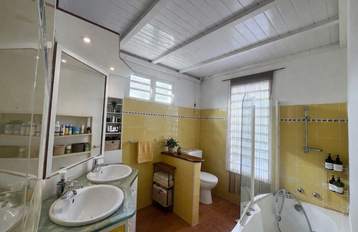 MAISON d'environ 214 m2 avec T2 ind&eacute;pendant &agrave;  Anse Bertrand