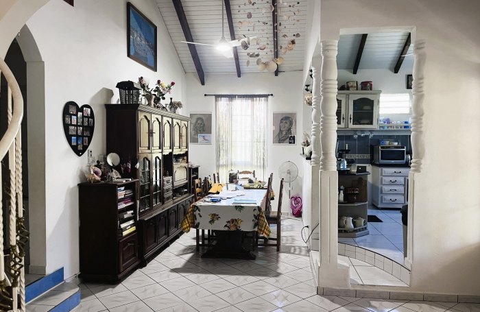 MAISON d'environ 214 m2 avec T2 ind&eacute;pendant &agrave;  Anse Bertrand