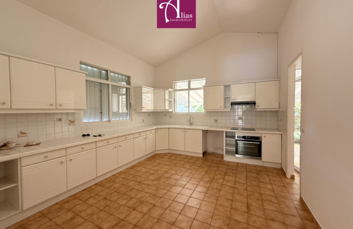 location villa F5 avec entretien piscine et jardin  inclus
