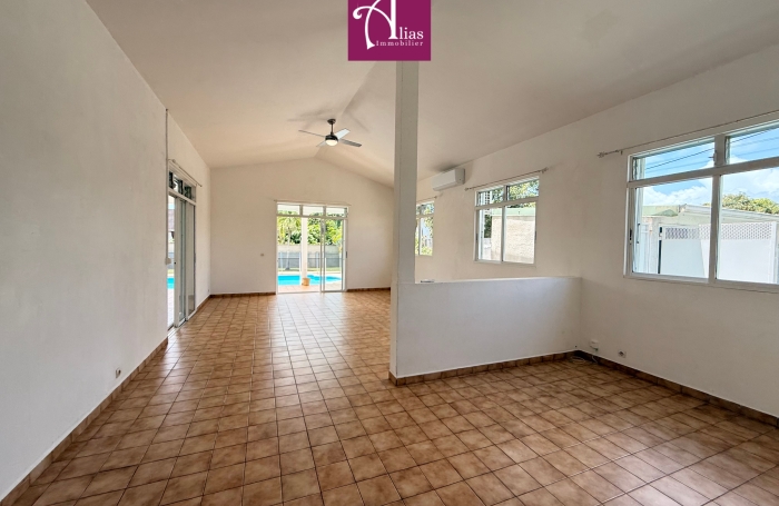 location villa F5 avec entretien piscine et jardin  inclus