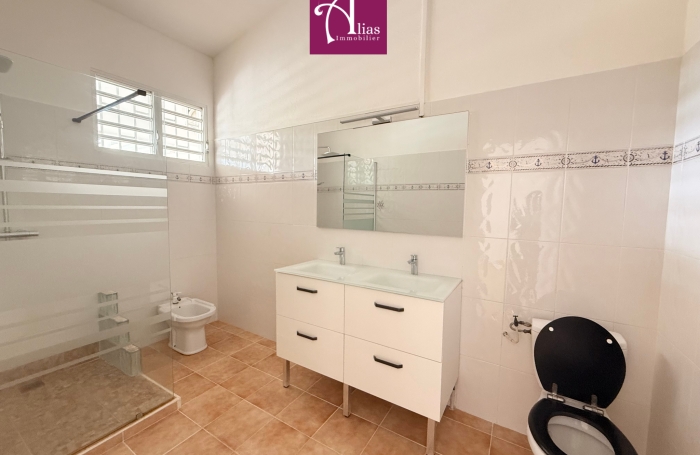 location villa F5 avec entretien piscine et jardin  inclus