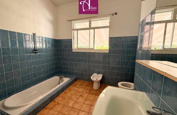 location villa F5 avec entretien piscine et jardin  inclus