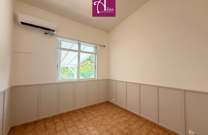 location villa F5 avec entretien piscine et jardin  inclus