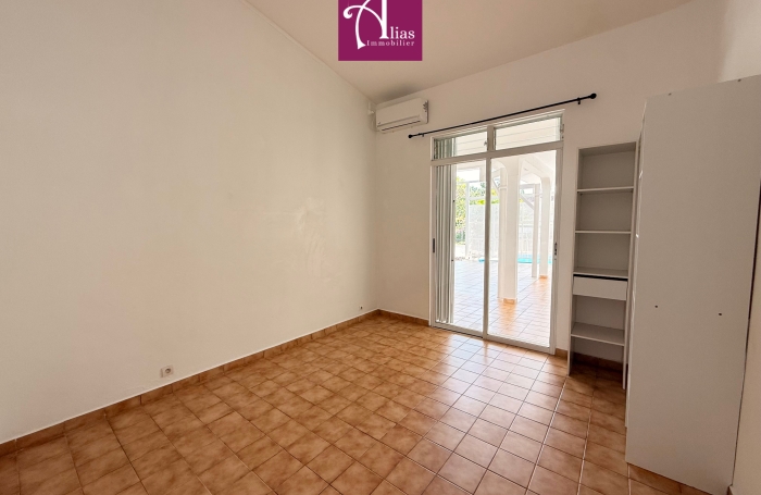 location villa F5 avec entretien piscine et jardin  inclus
