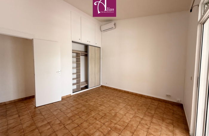 location villa F5 avec entretien piscine et jardin  inclus