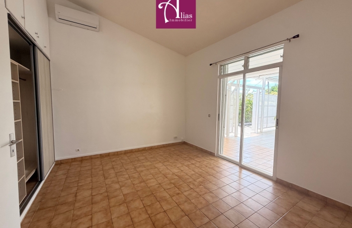 location villa F5 avec entretien piscine et jardin  inclus