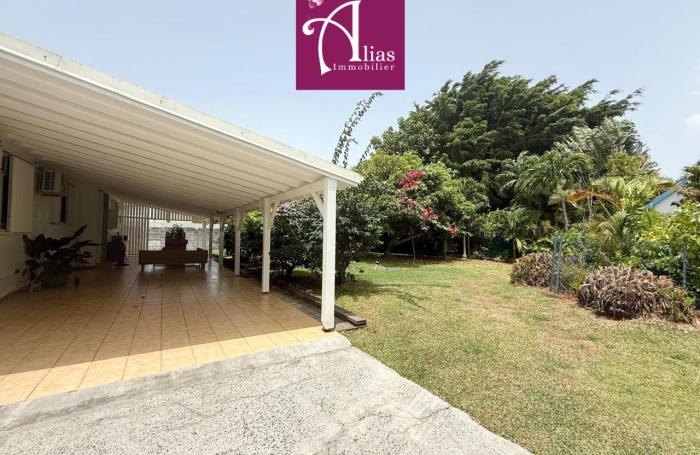 location villa F5 avec entretien piscine et jardin  inclus
