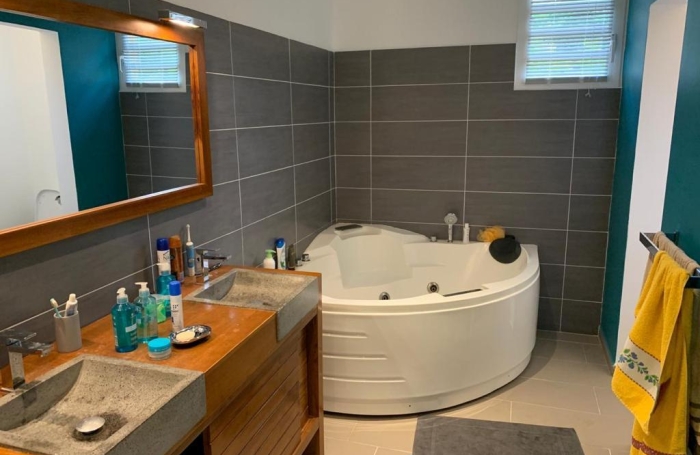 Villa T5 avec piscine, studio et beaux volumes   Les Abymes