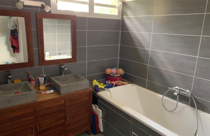 Villa T5 avec piscine, studio et beaux volumes   Les Abymes