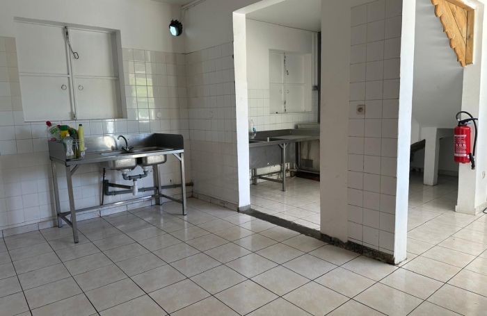 &Agrave; LOUER &Agrave; BASSE-TERRE- LOCAL COMMERCIAL DE 293 M2 AVEC TERRASSES   EMPLACEMENT STRAT&Eacute;GIQUE