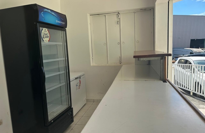 &Agrave; LOUER &Agrave; BASSE-TERRE- LOCAL COMMERCIAL DE 293 M2 AVEC TERRASSES   EMPLACEMENT STRAT&Eacute;GIQUE