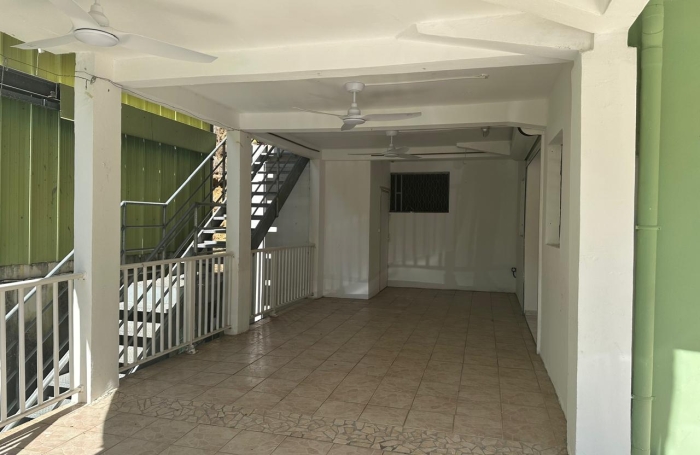&Agrave; LOUER &Agrave; BASSE-TERRE- LOCAL COMMERCIAL DE 293 M2 AVEC TERRASSES   EMPLACEMENT STRAT&Eacute;GIQUE