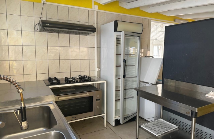 &Agrave; LOUER &Agrave; BASSE-TERRE- LOCAL COMMERCIAL DE 293 M2 AVEC TERRASSES   EMPLACEMENT STRAT&Eacute;GIQUE