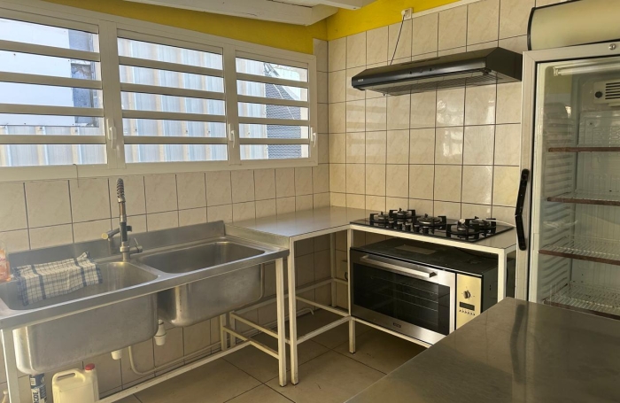 &Agrave; LOUER &Agrave; BASSE-TERRE- LOCAL COMMERCIAL DE 293 M2 AVEC TERRASSES   EMPLACEMENT STRAT&Eacute;GIQUE