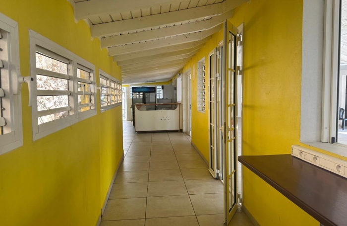 &Agrave; LOUER &Agrave; BASSE-TERRE- LOCAL COMMERCIAL DE 293 M2 AVEC TERRASSES   EMPLACEMENT STRAT&Eacute;GIQUE