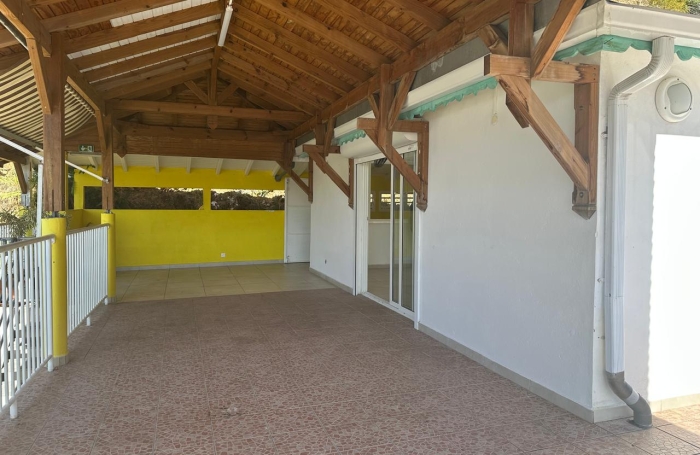 &Agrave; LOUER &Agrave; BASSE-TERRE- LOCAL COMMERCIAL DE 293 M2 AVEC TERRASSES   EMPLACEMENT STRAT&Eacute;GIQUE