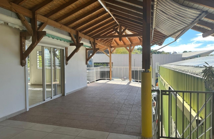&Agrave; LOUER &Agrave; BASSE-TERRE- LOCAL COMMERCIAL DE 293 M2 AVEC TERRASSES   EMPLACEMENT STRAT&Eacute;GIQUE