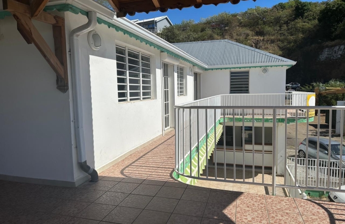&Agrave; LOUER &Agrave; BASSE-TERRE- LOCAL COMMERCIAL DE 293 M2 AVEC TERRASSES   EMPLACEMENT STRAT&Eacute;GIQUE