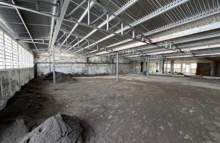 Local commercial brut de 350 m2   3e &eacute;tage   avec ascenceur