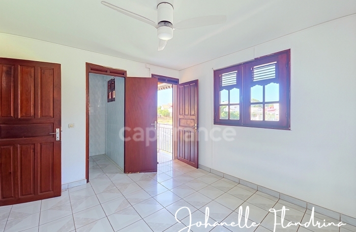 Vente Local commercial 230m&sup2; 9 pièces Les Abymes