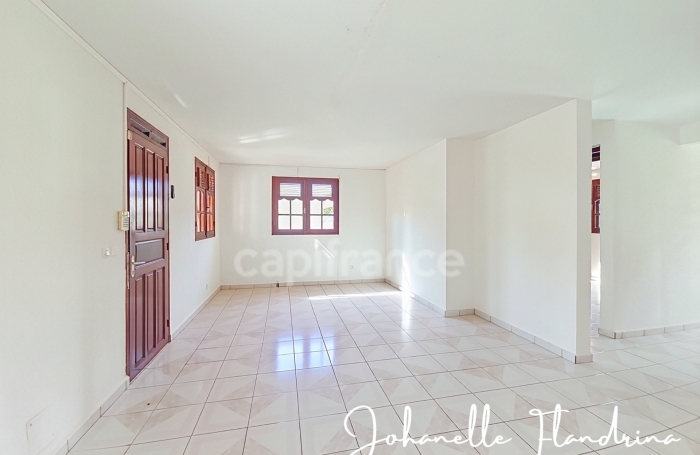 Vente Local commercial 230m&sup2; 9 pièces Les Abymes