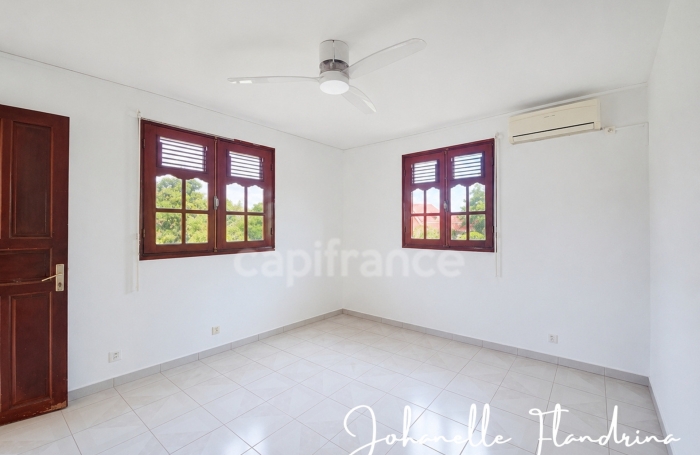 Vente Local commercial 230m&sup2; 9 pièces Les Abymes