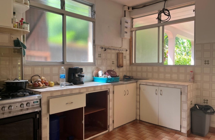Maison familiale de 4 chambres avec T2 ind&eacute;pendant et garage sur un terrain cl&ocirc;tur&eacute;