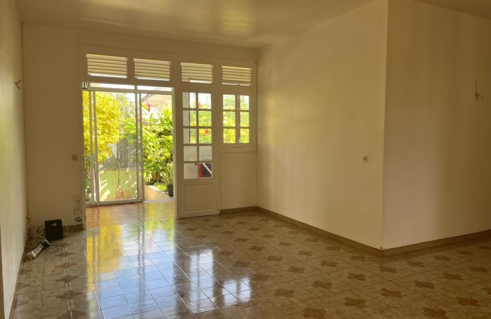 Maison familiale de 4 chambres avec T2 ind&eacute;pendant et garage sur un terrain cl&ocirc;tur&eacute;