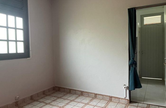 Maison familiale de 4 chambres avec T2 ind&eacute;pendant et garage sur un terrain cl&ocirc;tur&eacute;
