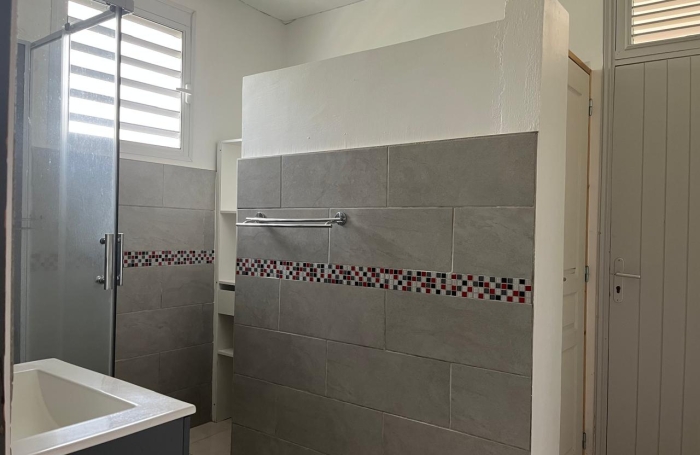 Maison familiale de 4 chambres avec T2 ind&eacute;pendant et garage sur un terrain cl&ocirc;tur&eacute;