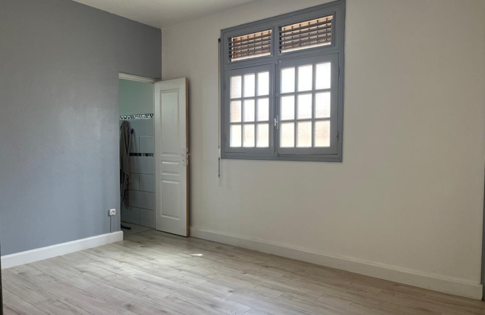 Maison familiale de 4 chambres avec T2 ind&eacute;pendant et garage sur un terrain cl&ocirc;tur&eacute;