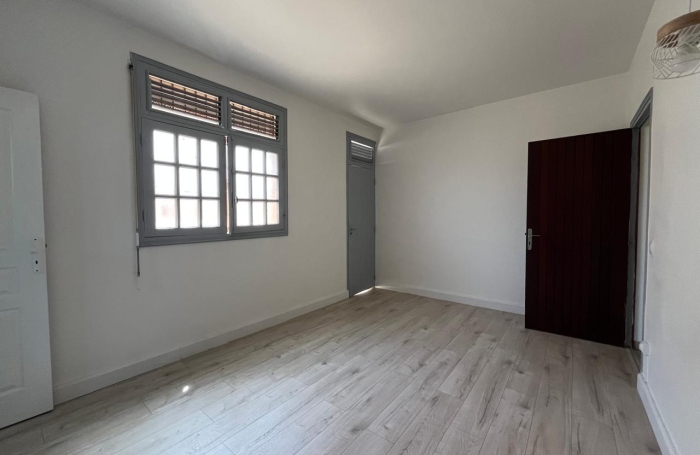 Maison familiale de 4 chambres avec T2 ind&eacute;pendant et garage sur un terrain cl&ocirc;tur&eacute;