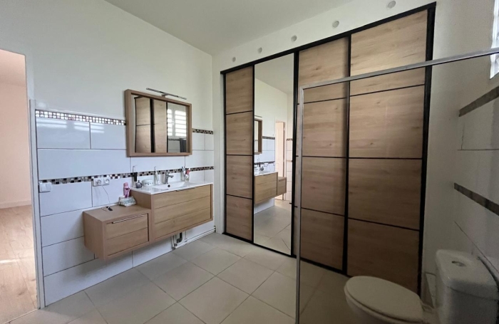 Maison familiale de 4 chambres avec T2 ind&eacute;pendant et garage sur un terrain cl&ocirc;tur&eacute;