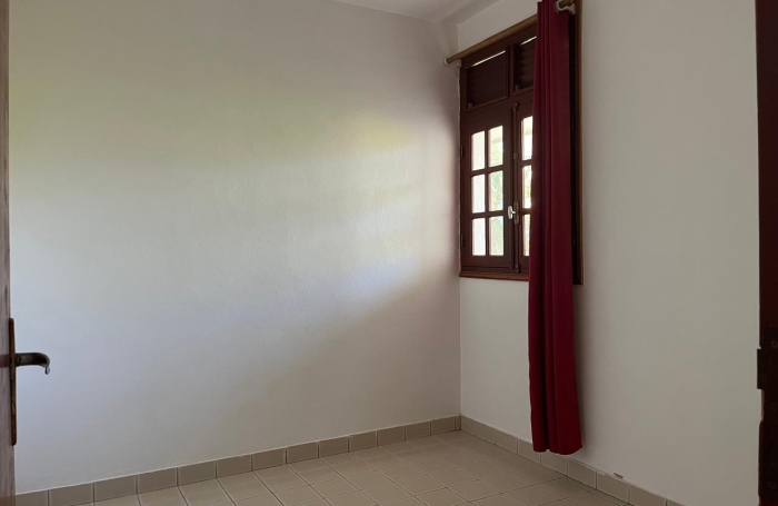 Maison familiale de 4 chambres avec T2 ind&eacute;pendant et garage sur un terrain cl&ocirc;tur&eacute;