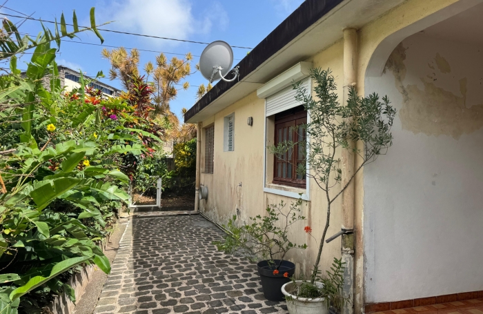 Maison familiale de 4 chambres avec T2 ind&eacute;pendant et garage sur un terrain cl&ocirc;tur&eacute;
