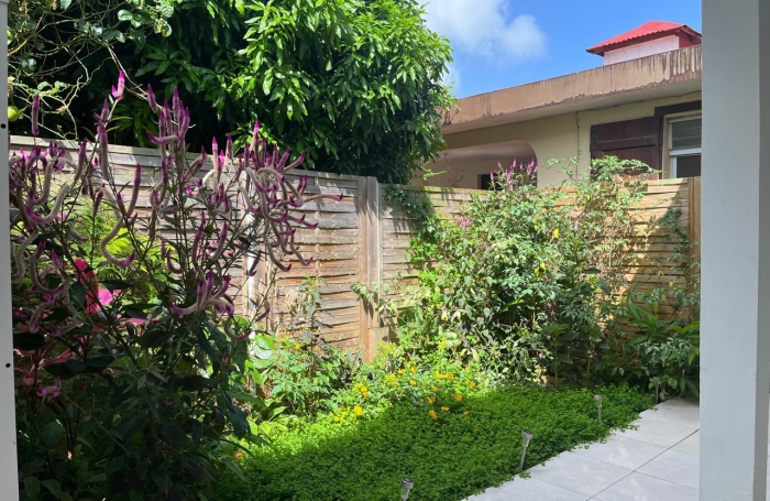 Maison familiale de 4 chambres avec T2 ind&eacute;pendant et garage sur un terrain cl&ocirc;tur&eacute;
