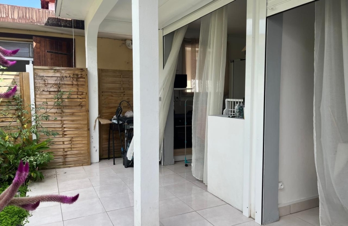 Maison familiale de 4 chambres avec T2 ind&eacute;pendant et garage sur un terrain cl&ocirc;tur&eacute;