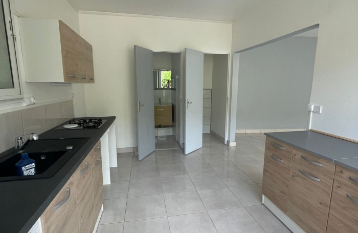Maison familiale de 4 chambres avec T2 ind&eacute;pendant et garage sur un terrain cl&ocirc;tur&eacute;