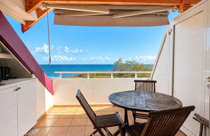 Studio vue mer en premi&egrave;re ligne &agrave; Sainte-Anne   Dernier &eacute;tage   R&eacute;sidence s&eacute;curis&eacute;e avec acc&egrave;s plage