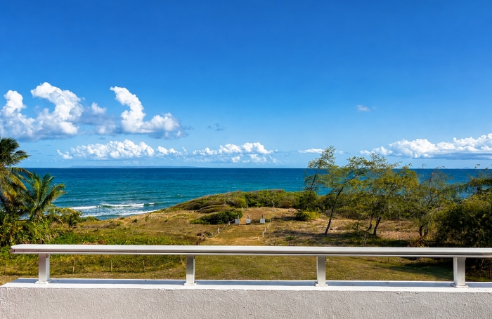 Studio vue mer en premi&egrave;re ligne &agrave; Sainte-Anne   Dernier &eacute;tage   R&eacute;sidence s&eacute;curis&eacute;e avec acc&egrave;s plage