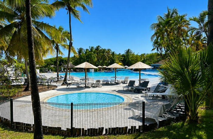 Studio vue mer en premi&egrave;re ligne &agrave; Sainte-Anne   Dernier &eacute;tage   R&eacute;sidence s&eacute;curis&eacute;e avec acc&egrave;s plage