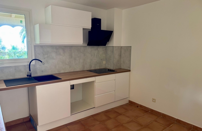GOURBEYRE &mdash; Duplex T3, enti&egrave;rement r&eacute;nov&eacute; avec vue sur les Saintes