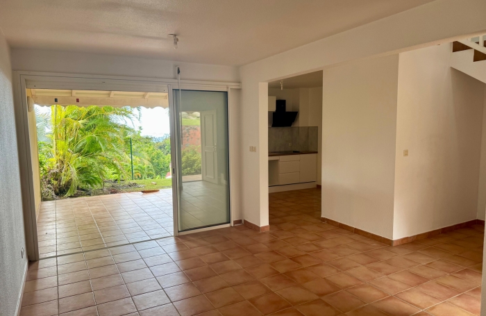 GOURBEYRE &mdash; Duplex T3, enti&egrave;rement r&eacute;nov&eacute; avec vue sur les Saintes