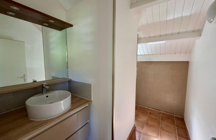 GOURBEYRE &mdash; Duplex T3, enti&egrave;rement r&eacute;nov&eacute; avec vue sur les Saintes