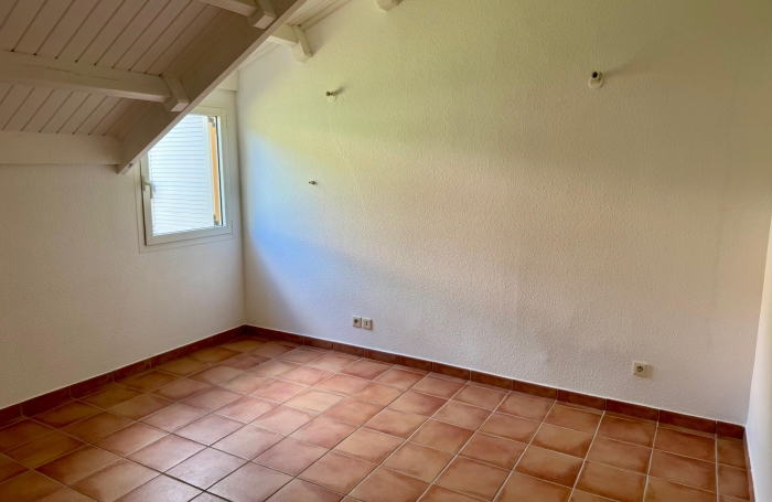 GOURBEYRE &mdash; Duplex T3, enti&egrave;rement r&eacute;nov&eacute; avec vue sur les Saintes
