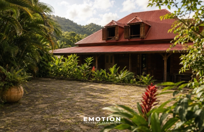Ensemble touristique compos&eacute; de g&icirc;tes et d&rsquo;une habitation du XVIII &egrave;me si&egrave;cle