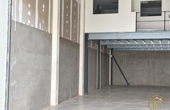 Location Divers 274m&sup2; 1 pièce Baie Mahault