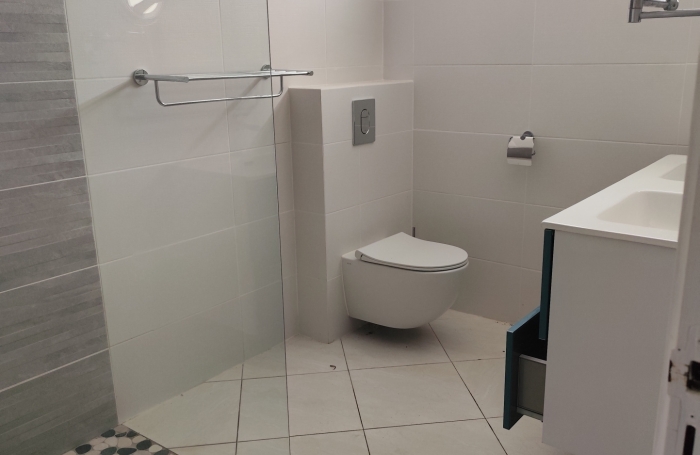POINTE-NOIRE   VILLA DE 150 M2 AVEC PISCINE AU SEL & JACUZZI