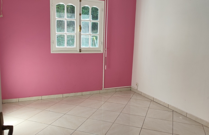 POINTE-NOIRE   VILLA DE 150 M2 AVEC PISCINE AU SEL & JACUZZI