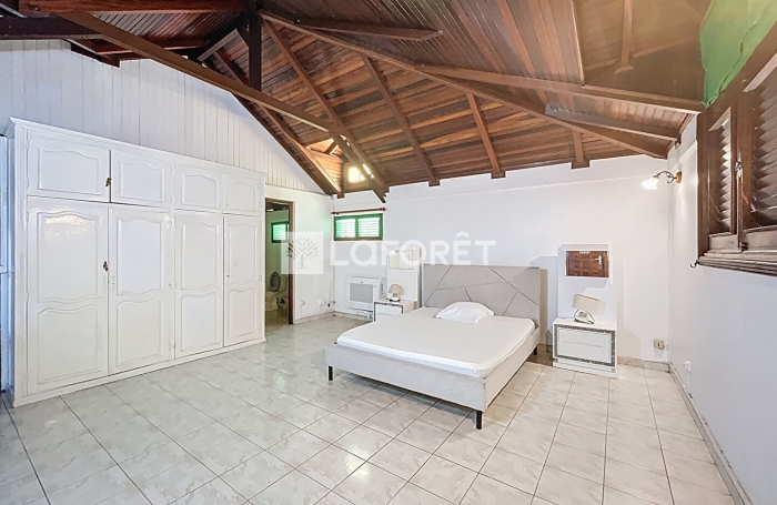 Location Local commercial 120m&sup2; 6 pi&egrave;ces Gosier